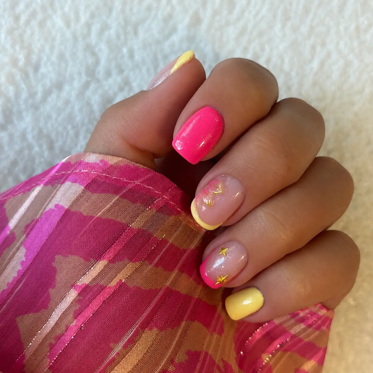 Pose rose fuchsia et jaune pastel avec détails dorés
