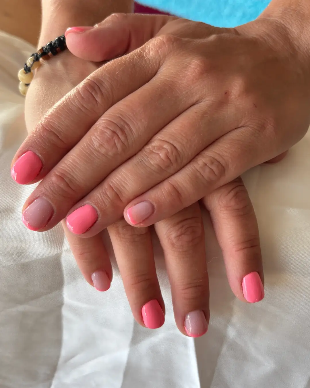 Pose corail et nude lumineuse sur ongles courts